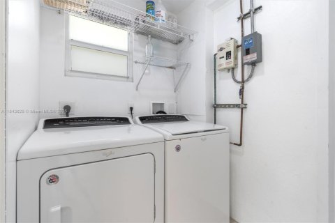 House in Fort Lauderdale, Florida 2 bedrooms, 114.27 sq.m. № 1874750 - photo 21