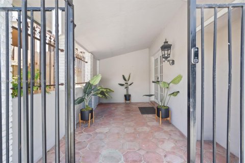 House in Fort Lauderdale, Florida 2 bedrooms, 114.27 sq.m. № 1874750 - photo 3