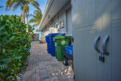 House in Wilton Manors, Florida 2 bedrooms, 161.65 sq.m. № 989337 - photo 1