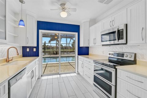 House in Port Charlotte, Florida 4 bedrooms, 179.77 sq.m. № 1746440 - photo 8