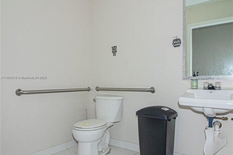 Commercial property in Sweetwater, Florida № 2013753 - photo 21