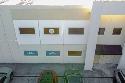 Commercial property in Sweetwater, Florida № 2013753 - photo 2