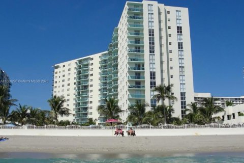 Condominio en venta en Hollywood, Florida, 1 dormitorio, 81.2 m2 № 1937623 - foto 13
