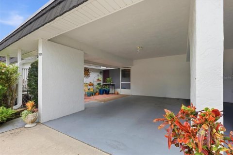House in Sarasota, Florida 2 bedrooms, 143.07 sq.m. № 2400306 - photo 7