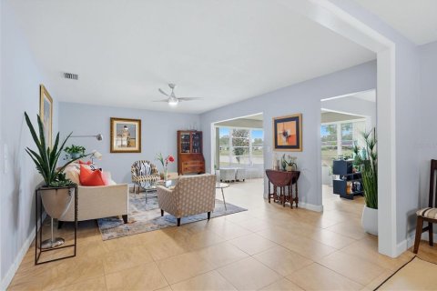 House in Sarasota, Florida 2 bedrooms, 143.07 sq.m. № 2400306 - photo 16