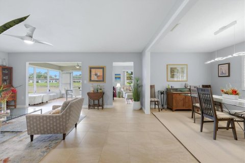 House in Sarasota, Florida 2 bedrooms, 143.07 sq.m. № 2400306 - photo 12