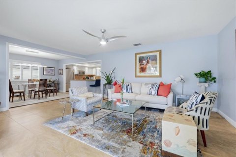 House in Sarasota, Florida 2 bedrooms, 143.07 sq.m. № 2400306 - photo 13