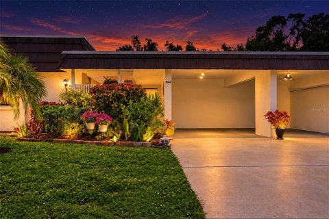 House in Sarasota, Florida 2 bedrooms, 143.07 sq.m. № 2400306