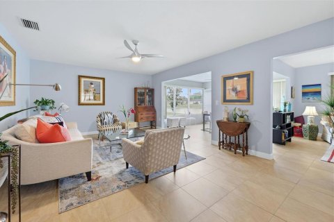 House in Sarasota, Florida 2 bedrooms, 143.07 sq.m. № 2400306 - photo 3