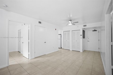 Copropriété à louer à Miami, Floride: 2 chambres, 80.36 m2 № 1949985 - photo 10