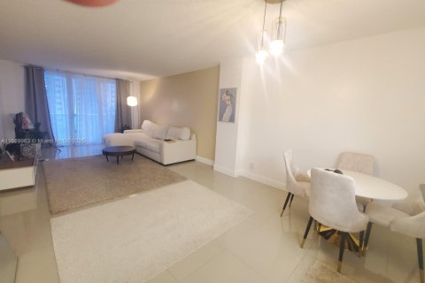 Condo in Sunny Isles Beach, Florida, 1 bedroom  № 1895997 - photo 11