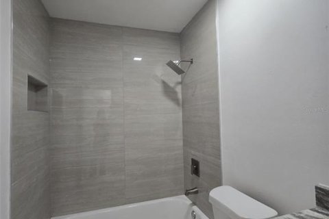 Villa ou maison à louer à Tampa, Floride: 3 chambres, 136.01 m2 № 2429354 - photo 12