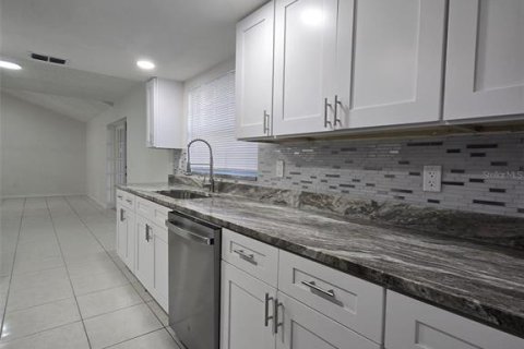 Villa ou maison à louer à Tampa, Floride: 3 chambres, 136.01 m2 № 2429354 - photo 6