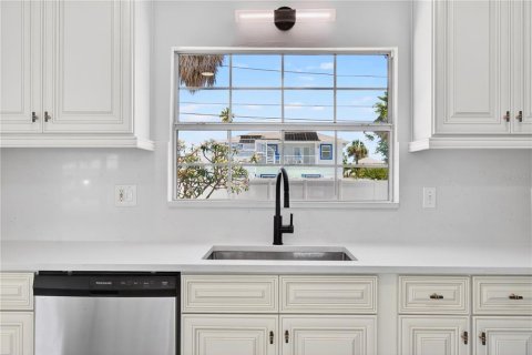 House in Saint Pete Beach, Florida 2 bedrooms, 78.78 sq.m. № 2117804 - photo 13