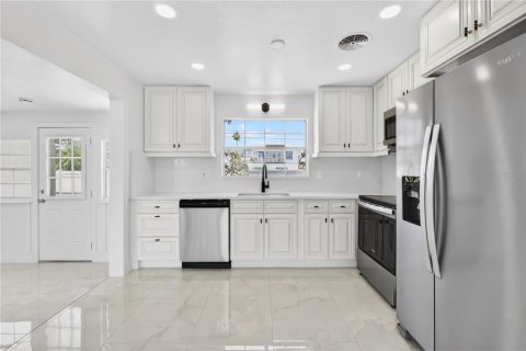 House in Saint Pete Beach, Florida 2 bedrooms, 78.78 sq.m. № 2117804 - photo 14