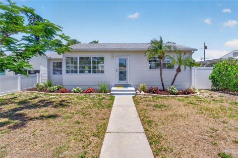House in Saint Pete Beach, Florida 2 bedrooms, 78.78 sq.m. № 2117804