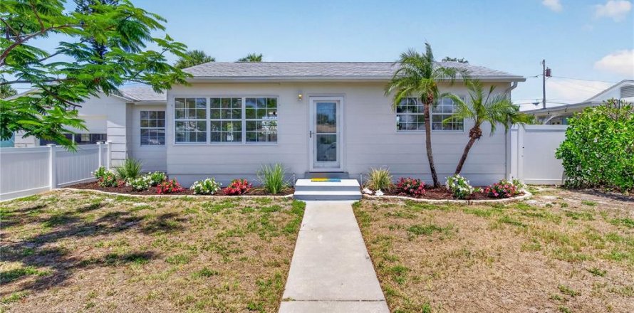 House in Saint Pete Beach, Florida 2 bedrooms, 78.78 sq.m. № 2117804