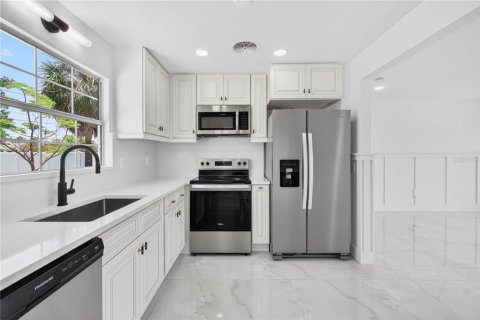 House in Saint Pete Beach, Florida 2 bedrooms, 78.78 sq.m. № 2117804 - photo 15