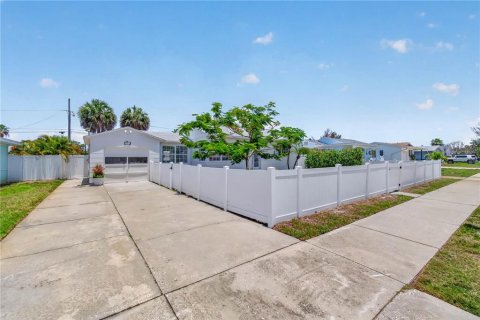 House in Saint Pete Beach, Florida 2 bedrooms, 78.78 sq.m. № 2117804 - photo 4
