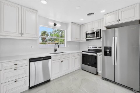 House in Saint Pete Beach, Florida 2 bedrooms, 78.78 sq.m. № 2117804 - photo 12