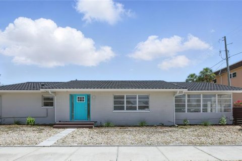 House in Saint Petersburg, Florida 2 bedrooms, 138.8 sq.m. № 1776801 - photo 3