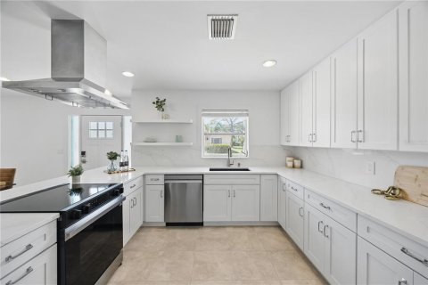 House in Saint Petersburg, Florida 2 bedrooms, 138.8 sq.m. № 1776801 - photo 10