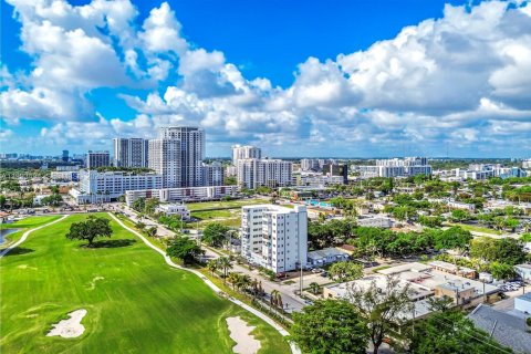 Condo in Hollywood, Florida, 1 bedroom № 2183654 - photo 2