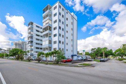 Condo in Hollywood, Florida, 1 bedroom № 2183654 - photo 19