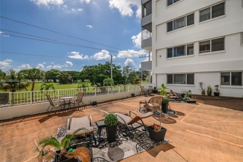 Condo in Hollywood, Florida, 1 bedroom № 2183654 - photo 17
