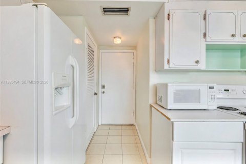 Condo in Hollywood, Florida, 1 bedroom № 2183654 - photo 10