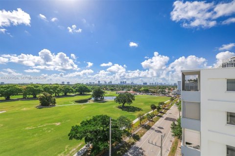 Condo in Hollywood, Florida, 1 bedroom № 2183654 - photo 16