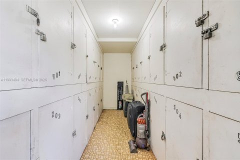 Condo in Hollywood, Florida, 1 bedroom № 2183654 - photo 23