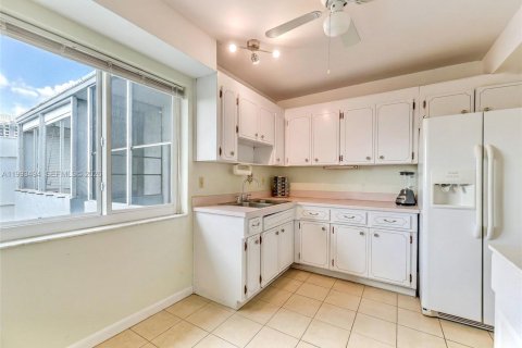 Condo in Hollywood, Florida, 1 bedroom № 2183654 - photo 9