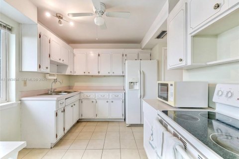 Condo in Hollywood, Florida, 1 bedroom № 2183654 - photo 8