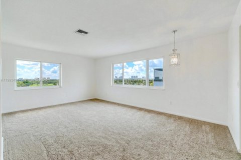 Condo in Hollywood, Florida, 1 bedroom № 2183654 - photo 6