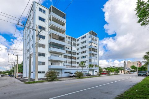 Condo in Hollywood, Florida, 1 bedroom № 2183654 - photo 20