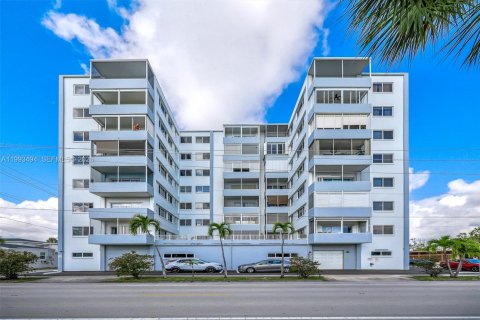Condo in Hollywood, Florida, 1 bedroom № 2183654 - photo 5