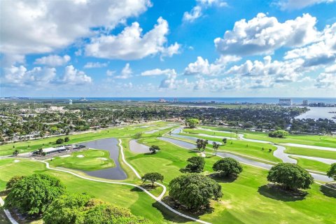 Condo in Hollywood, Florida, 1 bedroom № 2183654 - photo 3