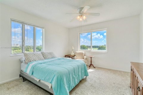Condo in Hollywood, Florida, 1 bedroom № 2183654 - photo 11