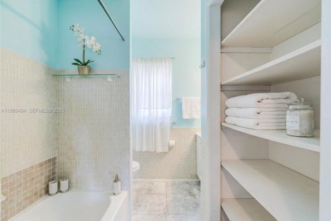 Condo in Hollywood, Florida, 1 bedroom № 2183654 - photo 13