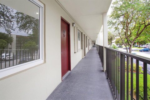 Купить кондоминиум в Пемброк-Пайнс, Флорида 1 спальня, 75.34м2, № 1964752 - фото 30