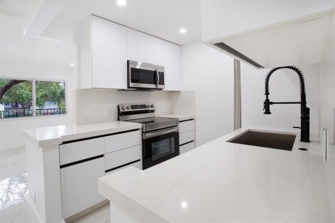 Купить кондоминиум в Пемброк-Пайнс, Флорида 1 спальня, 75.34м2, № 1964752 - фото 2