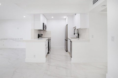 Купить кондоминиум в Пемброк-Пайнс, Флорида 1 спальня, 75.34м2, № 1964752 - фото 9