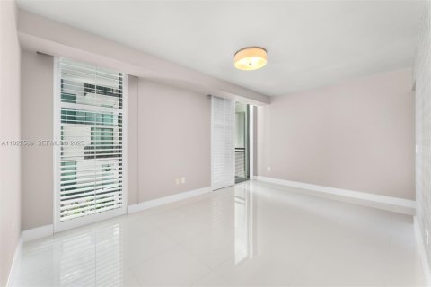 Condominio en venta en Miami Beach, Florida, 2 dormitorios, 157.93 m2 № 1984209 - foto 18