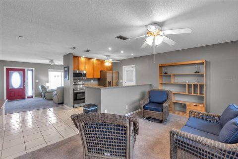 Condo in Sun City Center, Florida, 2 bedrooms № 2120413 - photo 8