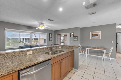 Condo in Sun City Center, Florida, 2 bedrooms № 2120413 - photo 6