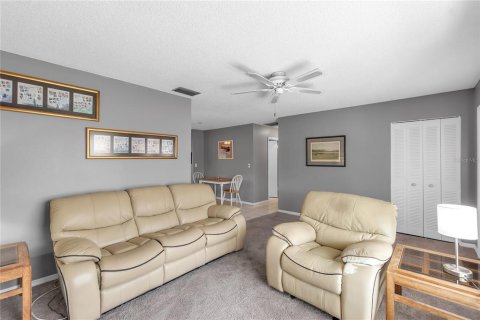 Condo in Sun City Center, Florida, 2 bedrooms № 2120413 - photo 4