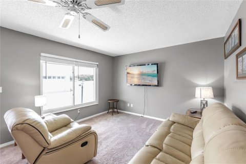 Condo in Sun City Center, Florida, 2 bedrooms № 2120413 - photo 3
