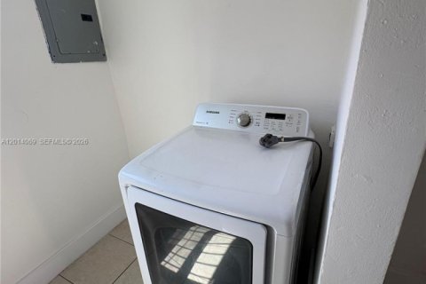 Villa ou maison à louer à Miami, Floride: 2 chambres, 130.43 m2 № 2076059 - photo 11