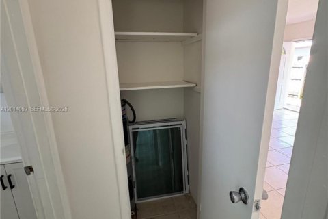 Villa ou maison à louer à Miami, Floride: 2 chambres, 130.43 m2 № 2076059 - photo 18
